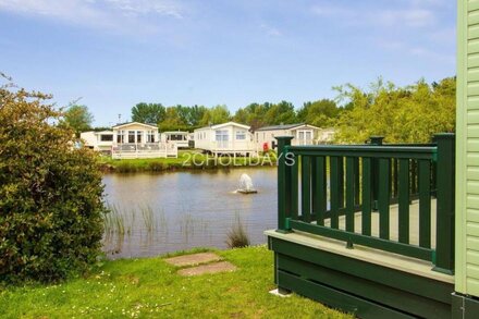 Fantastic caravan with stunning lake views at Southview Holiday Park ref 33002ML