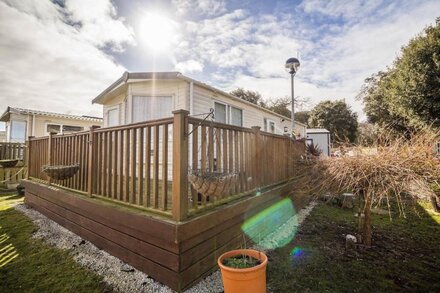 Brilliant caravan with a partial sea view in Suffolk ref 32026AZ