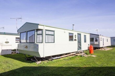 6 berth caravan for hire, minutes from a stunning beach in Norfolk! ref 21036F