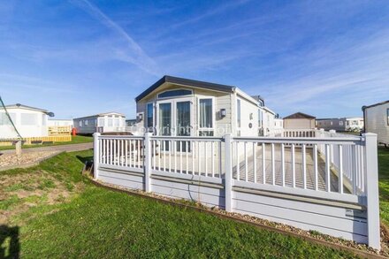 Beautiful, pet friendly caravan by the beach in Suffolk ref 40126ND