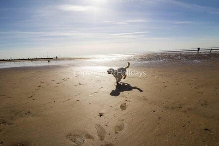 Dog friendly 8 berth caravan, minutes from the beach in Hunstanton ref 13003L