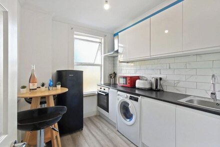 Heart of Maidstone: Stylish 2-Bed Flat | Fast WiFi