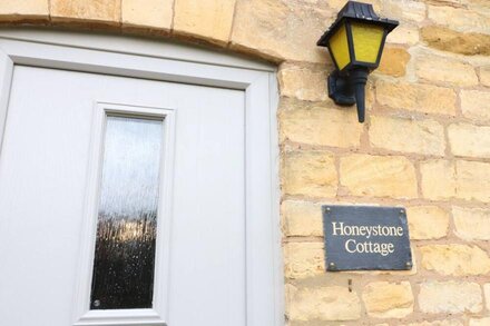 HONEYSTONE COTTAGE, family friendly in Moreton-In-Marsh