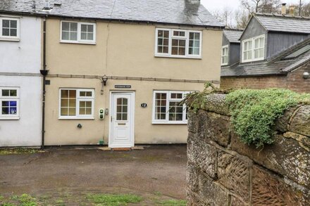 RIVERBANK VIEW, country holiday cottage, with open fire in Grosmont