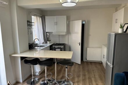 Cosy 2-bed flat. 5 mins walking to station/ Near Central