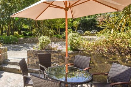 SCRUMPY, pet friendly, with pool in Mullion