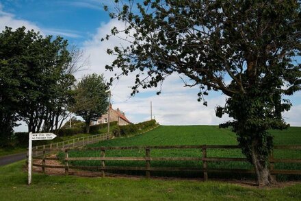 LOOKOUT NORTH - 4.5 miles from Cornhill-on-Tweed, sleeping 4