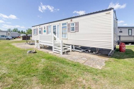 By the seaside dog friendly caravan at Haven Hopton in Norfolk ref 80015W