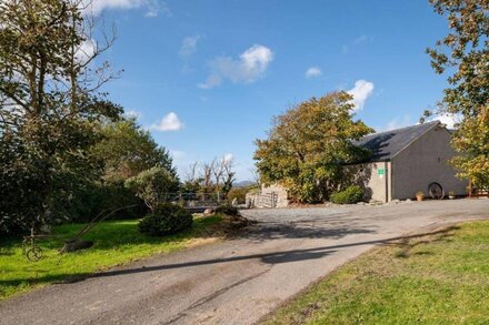 Bryn Lon Bach: Pet-friendly retreat in Caergeiliog, sleeping 4 guests