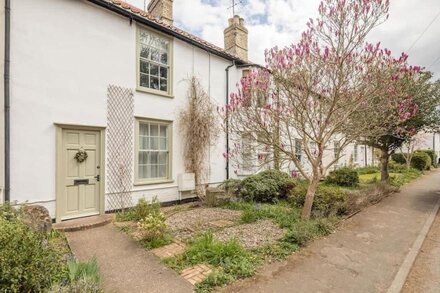 Charming 3 Bedroom Cottage With Lovely Garden