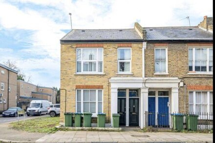 Greenwich located spacious ground floor one bedroom garden flat