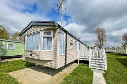 Beautiful caravan with decking and free WiFi at Highfield Grange ref 26740WR