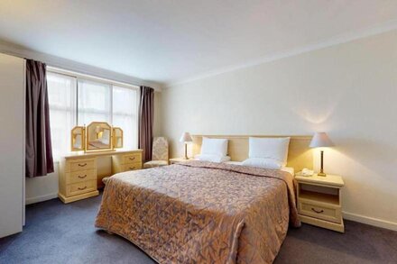 Mayfair 2 bedroom Centrally Located Apartment - Close to Popular Site