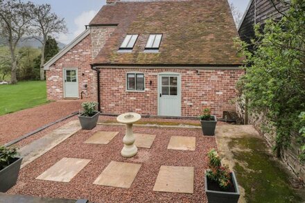 OLD FARM COTTAGE, pet friendly, with hot tub in Tenbury Wells