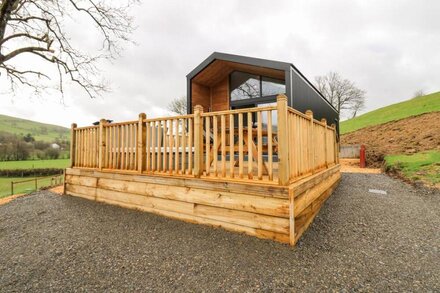 DOE LODGE, family friendly, with hot tub in Rhayader