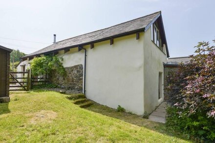 TWO SHOES COTTAGE, pet friendly, with open fire in Sourton Down