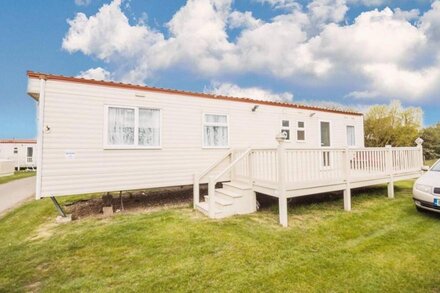 Superb caravan by the seaside in Kessingland, Suffolk ref 90040SG