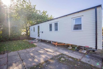 Lovely 8 berth caravan for hire at Southview Holiday Park in Skegness ref 33011B