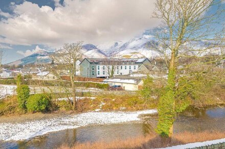 Spacious 2 bedroom apartment, with parking near the heart of Keswick.