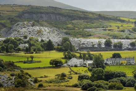 Large Holiday Home Close To Sea and Mountain In Snowdonia