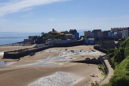 Modern 3 Bedroom bungalow.  Easy access to beaches &  towns of Tenby & Pembroke