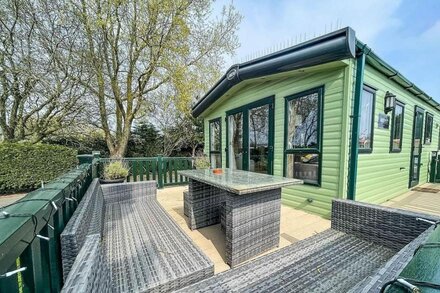 Beautiful caravan with decking overlooking pond at Southview Park ref 33104S