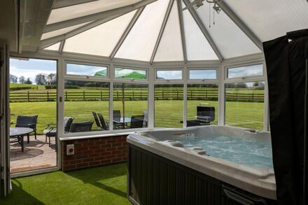 TIXALL MANOR FARM, pet friendly, with hot tub in Great Haywood