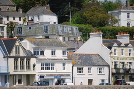 Crows Nest: a modern apartment in the centre of St Mawes with stunning sea views