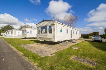 Spacious 8 berth caravan at Southview Holiday Park near Skegness ref 33018ML