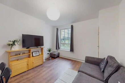 Central & Cosy 2BD Flat near Canary Wharf