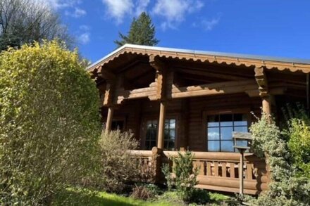 'Beech' Log cabin with hot tub