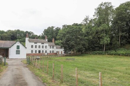 PLAS COCH, pet friendly, character holiday cottage in St Asaph