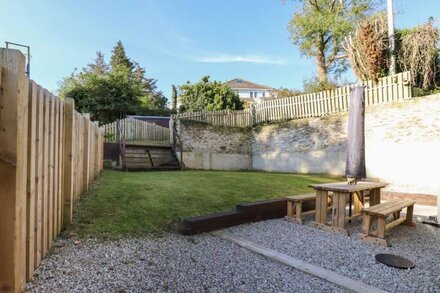 BREWERS COTTAGE, family friendly, with a garden in Looe