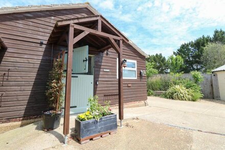 THE STABLES, pet friendly, with a garden in Brighstone