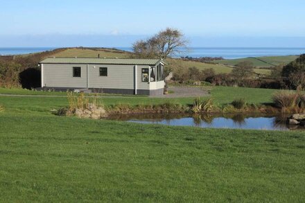 PLAS TIRION CARAVAN, family friendly, with a garden in Cemaes Bay