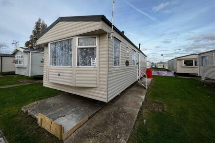 Superb 6 berth caravan at Seawick Holiday Park ref 27354S