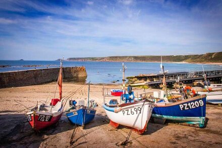 Girl Annie, Beach Cottage, Great Sea-Views, Garden