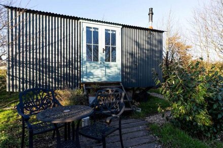 Artisan Hut with ensuite and hot tub