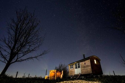 Astronomer Hut-glorious views with hot tub