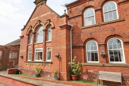 THE OLD POLICE HOUSE, pet friendly, with hot tub in Withernsea