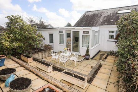 BERLLYS, country holiday cottage, with a garden in Criccieth