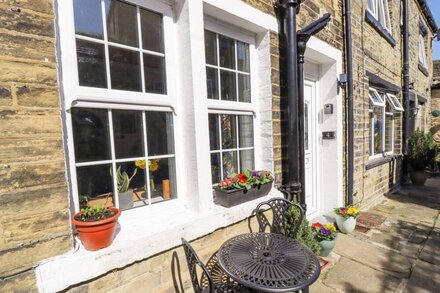 4 PULMANS PLACE, pet friendly, character holiday cottage in Halifax