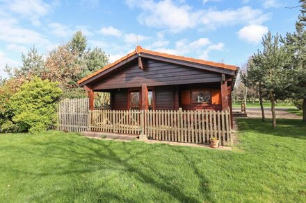 LITTLE OWL LODGE, pet friendly, with hot tub in Bardney