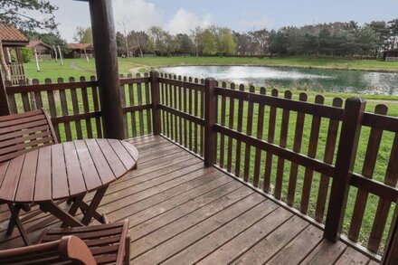 SWAN LODGE, pet friendly, with hot tub in Bardney