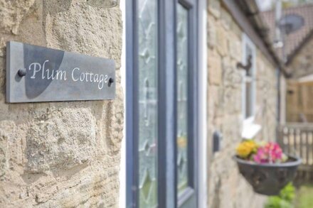 PLUM COTTAGE, with a garden in Knaresborough