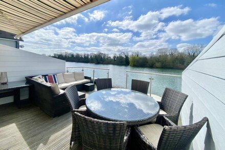 Stunning Completely Refurbished Lakeside Lodge - Sleeps 6