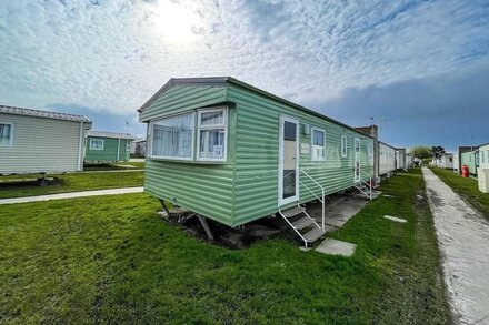 Great 6 berth caravan nearby the beach in Walton-on-the-Naze ref 17094P