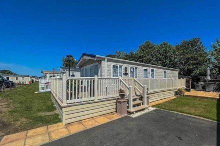 Beautiful caravan with large decking & WiFi at Oaklands Holiday Park ref 39027CW