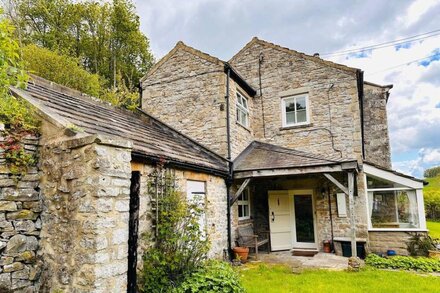 Beautiful stone cottage 5 miles from Richmond and the Yorkshire Dales w/ free Wifi, multi-fuel stove