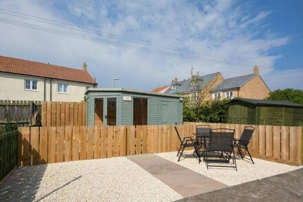 FISHERMANS COTTAGE, pet friendly, country holiday cottage in Beadnell